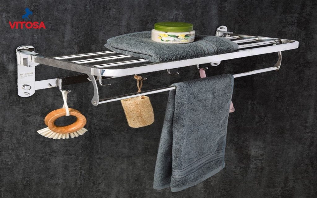 Thanh treo khăn và móc treo quần áo là phụ kiện cần thiết trong phòng tắm